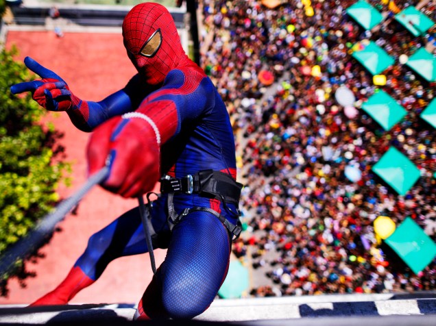 Folião vestido de Homem-Aranha, realiza apresentação no topo de um prédio, no carnaval de Olinda, no Recife, na tarde deste domingo (07)
