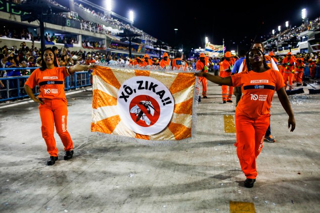 Equipe de limpeza faz campanha de combate ao zika vírus durante a primeira noite de desfiles do grupo especial do Carnaval Carioca