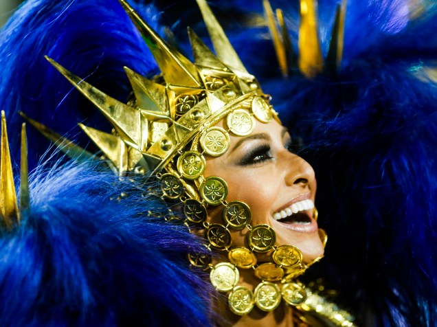 Sabrina Sato ousa em fantasia para o desfile da Unidos de Vila Isabel na segunda noite do Carnaval carioca