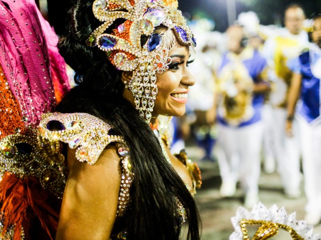 Musa da União da Ilha desfila com o samba-enredo "Olímpico por natureza... Todo mundo se encontra no Rio"