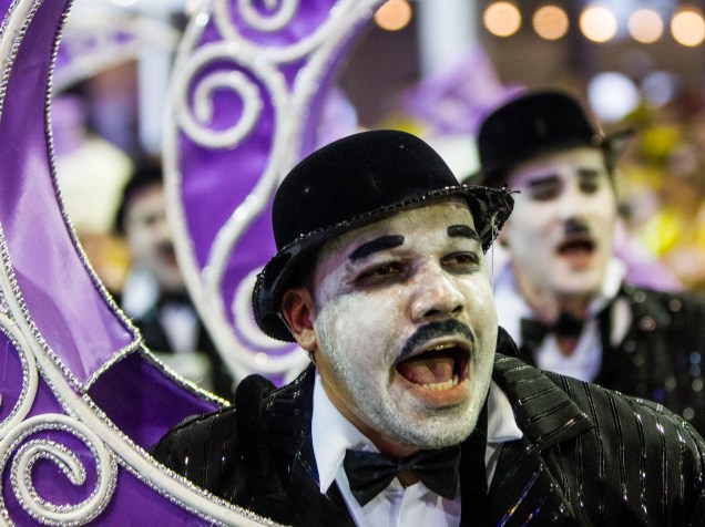 Unidos do Peruche desfila durante a segunda noite do Grupo Especial do Carnaval de São Paulo