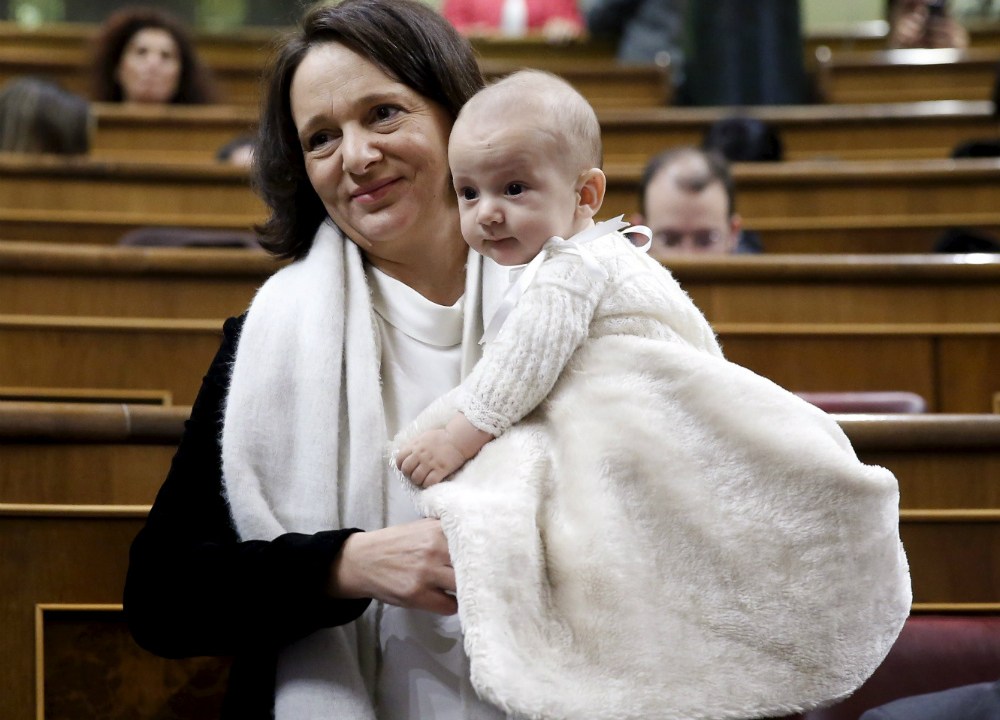 A deputada espanhola Carolina Bescansa e seu filho Diego no Parlamento espanhol