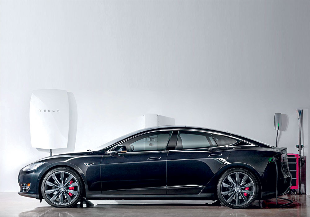 À FRENTE DA TRANSIÇÃO - O Tesla S, da empresa do pioneiro Elon Musk: ele é carregado na garagem de casa