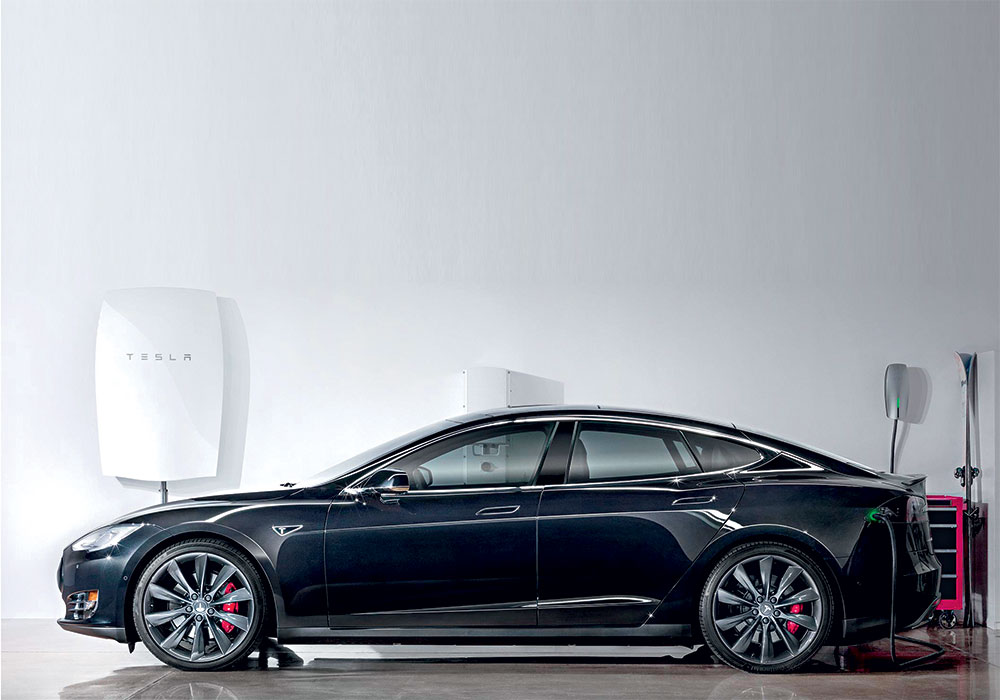 À FRENTE DA TRANSIÇÃO - O Tesla S, da empresa do pioneiro Elon Musk: ele é carregado na garagem de casa