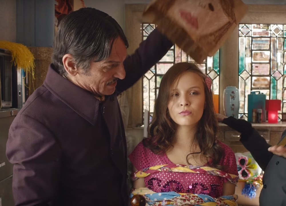 O vilão Gonzales (Paulo Miklos) e Maria Joaquina (Larissa Manoela) no trailer de ‘Carrossel 2 – O Sumiço de Maria Joaquina’