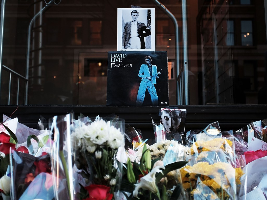 Fãs prestam homenagens em frente ao apartamento do cantor David Bowie em Nova York - 11/01/2016
