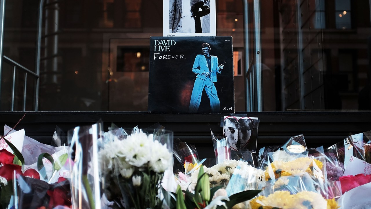 Fãs prestam homenagens em frente ao apartamento do cantor David Bowie em Nova York - 11/01/2016