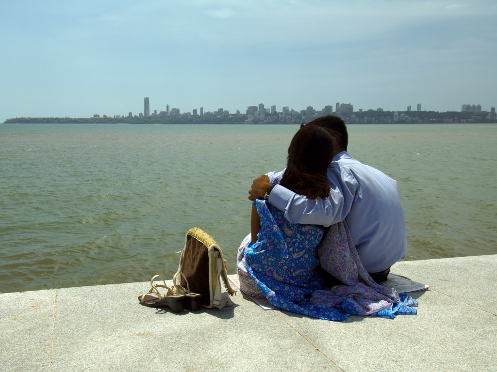 Casal aproveita a vista no sul de Mumbai, Índia