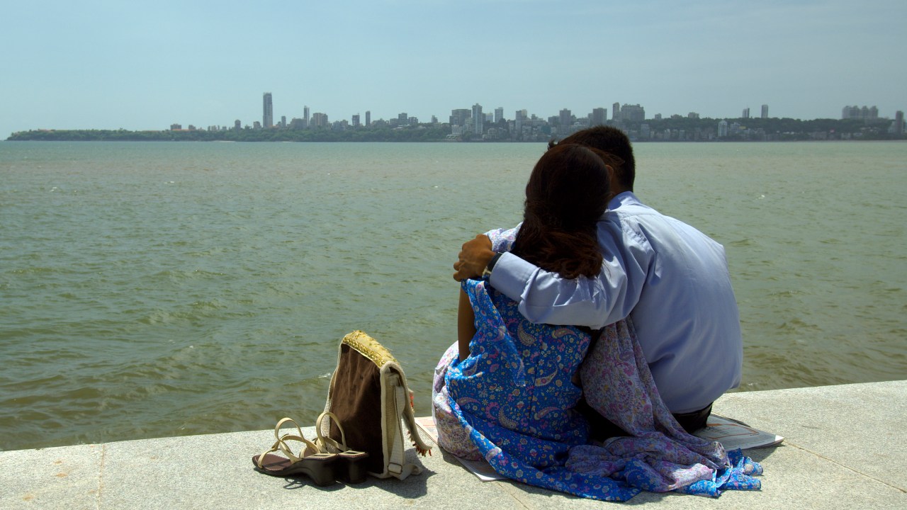 Casal aproveita a vista no sul de Mumbai, Índia