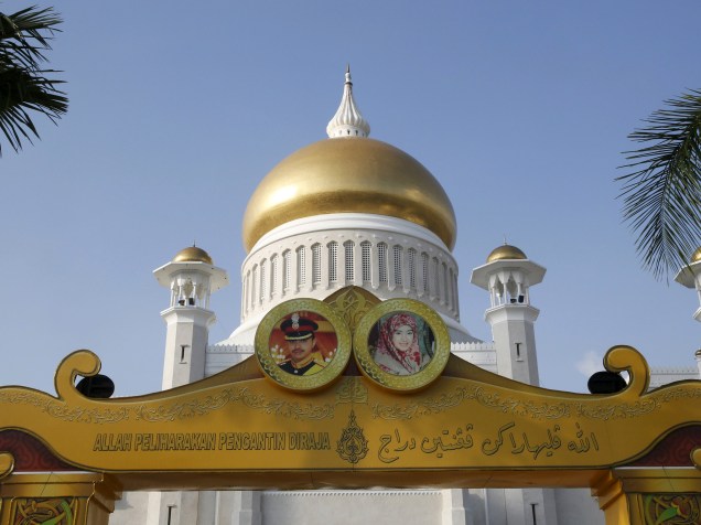 Fotos do príncipe do Brunei, Abdul Malil, e sua esposa, Dayangku Raabiatul Adawiyyah Pengiran Haji Bolkiah, são exibidas em frente ao local do casamento, no palácio de Istana Nurul Iman, na capital do Brunei