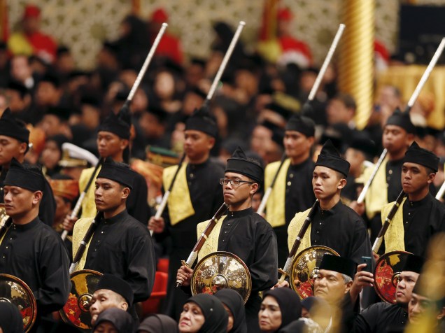 Guarda Real do Príncipe do Brunei assiste a cerimônia de casamento