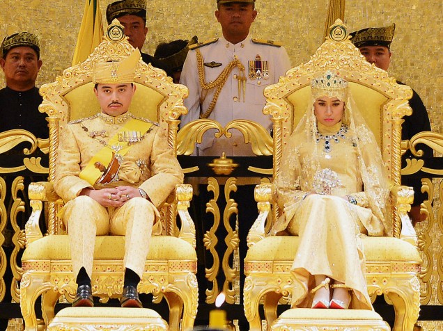 O casamento do príncipe Abdul Malik reuniu cerca de 5 mil convidados no Palácio de Istana Nurul Iman, na capital do Brunei. Os noivos usaram vestes tradicionais adornadas em ouro, diamantes e pedras preciosas
