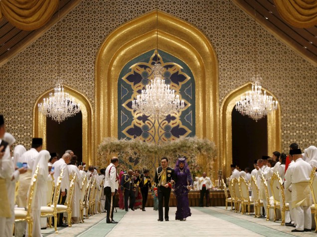 Ao terminar a cerimônia, os noivos trocam os trajes para participar do banquete de casamento