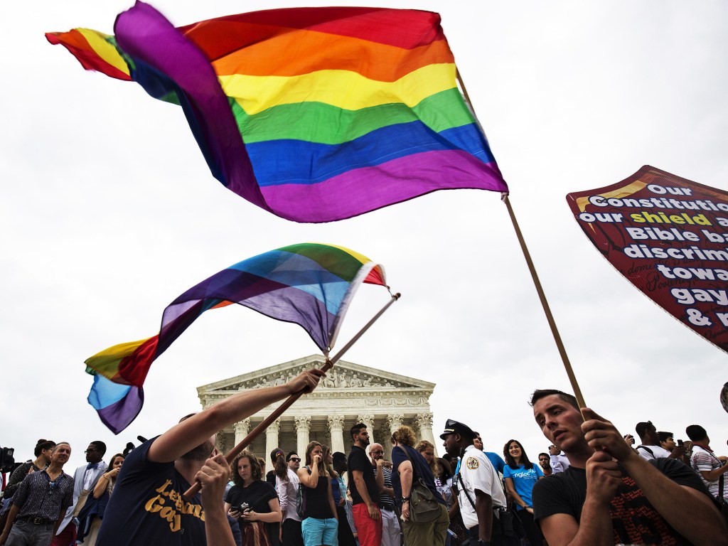 A bandeira do arco-íris que simboliza o movimento LGBT é vista do lado de fora da Suprema Corte, em Washington, onde foi aprovado em decisão histórica o casamento gay como direito nacional