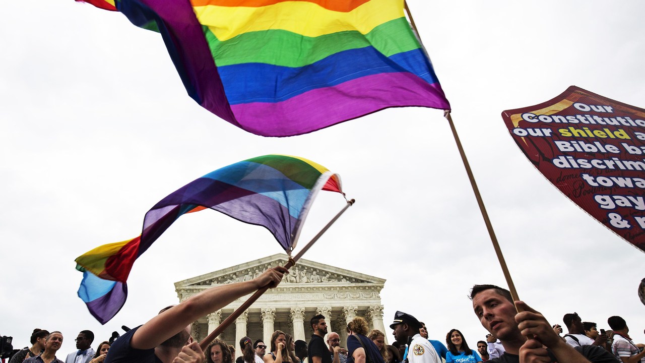 A bandeira do arco-íris que simboliza o movimento LGBT é vista do lado de fora da Suprema Corte, em Washington, onde foi aprovado em decisão histórica o casamento gay como direito nacional