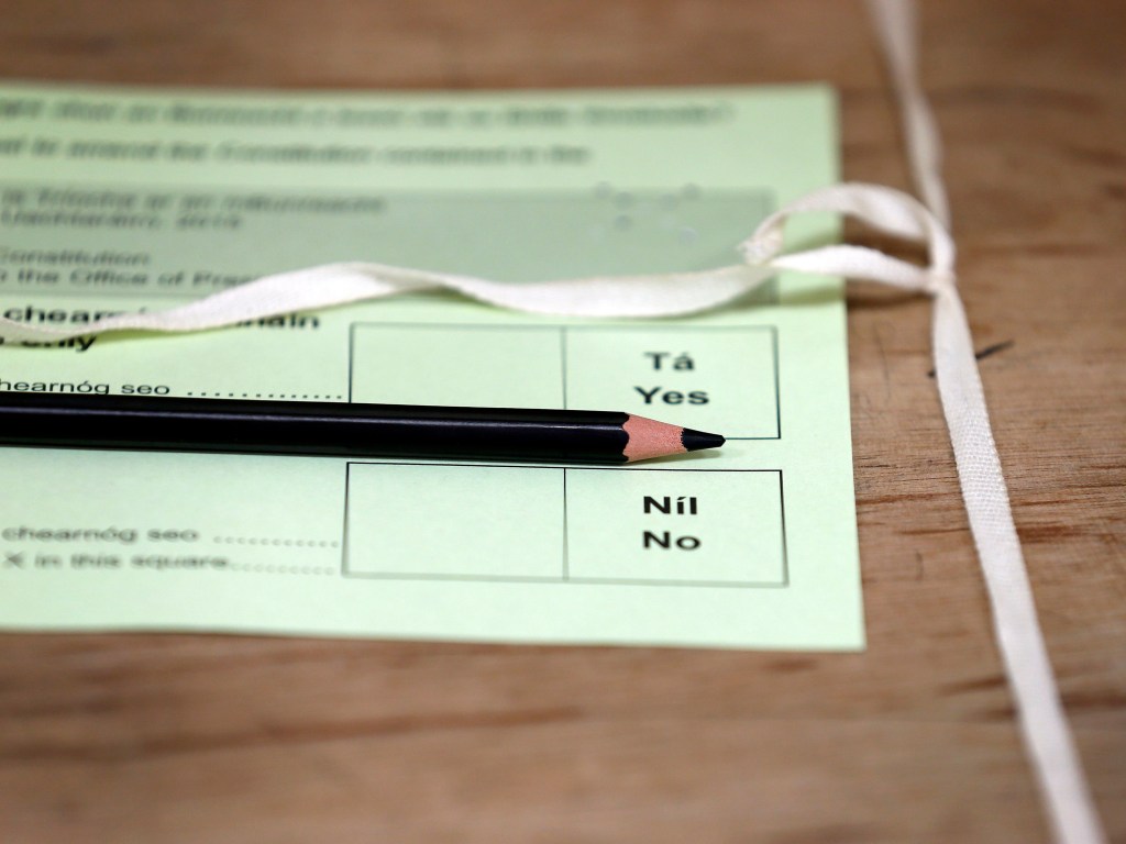 Ficha de votação em Dublin -- os irlandeses aprovaram o casamento homossexual em referendo