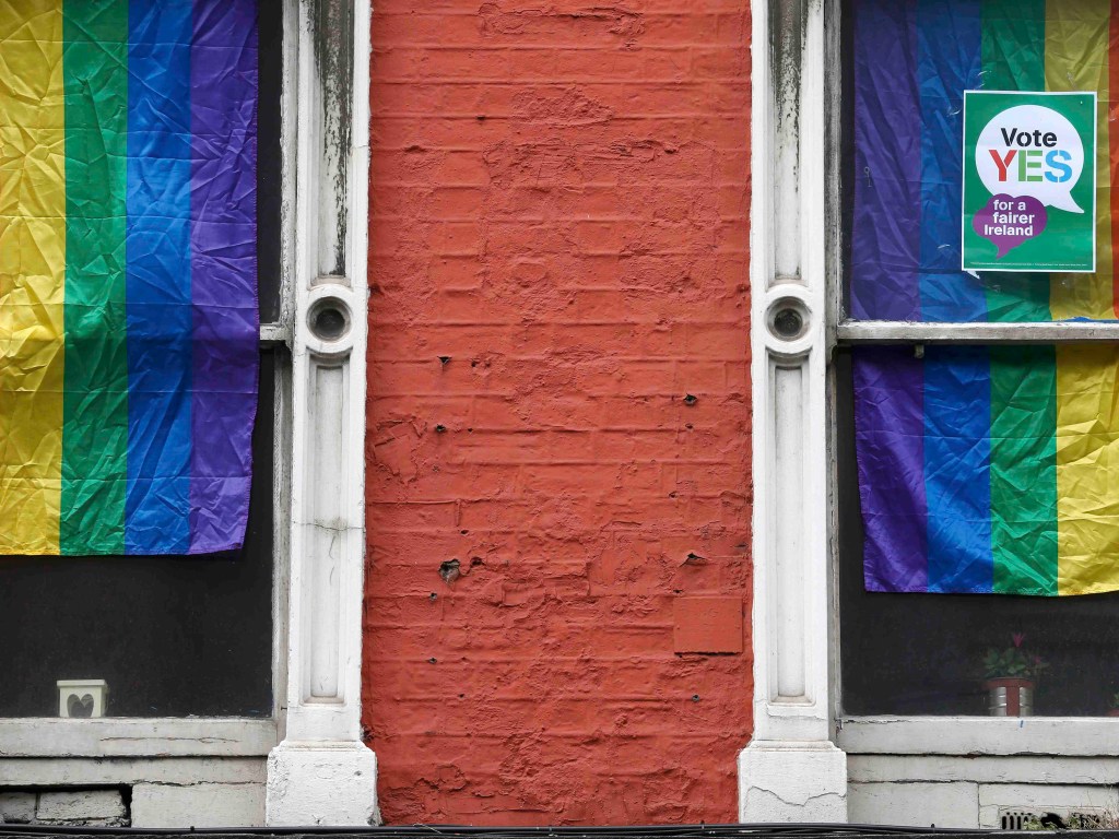 Faixas pelos direitos gays penduradas em um prédio na Irlanda, onde acontece um referendo sobre o casamento gay