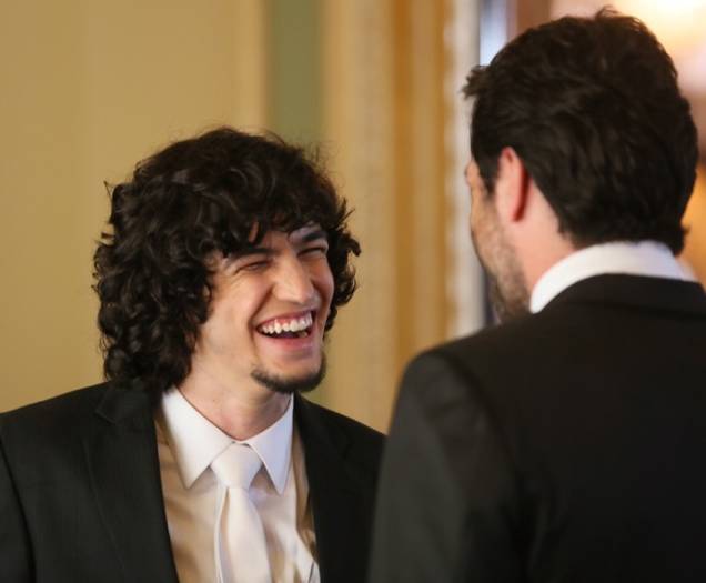 Gabriel Leone (Gui) e Rodrigo Lombardi (Alex), nos bastidores das gravações do casamento do empresário com Angel (Camila Queiroz)