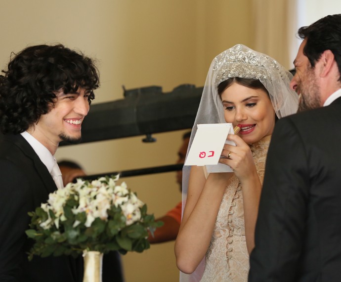 Gravação do casamento de Angel (Camila Queiroz) e Alex (Rodrigo Lombardi), com a presença de Gui (Gabriel Leone)