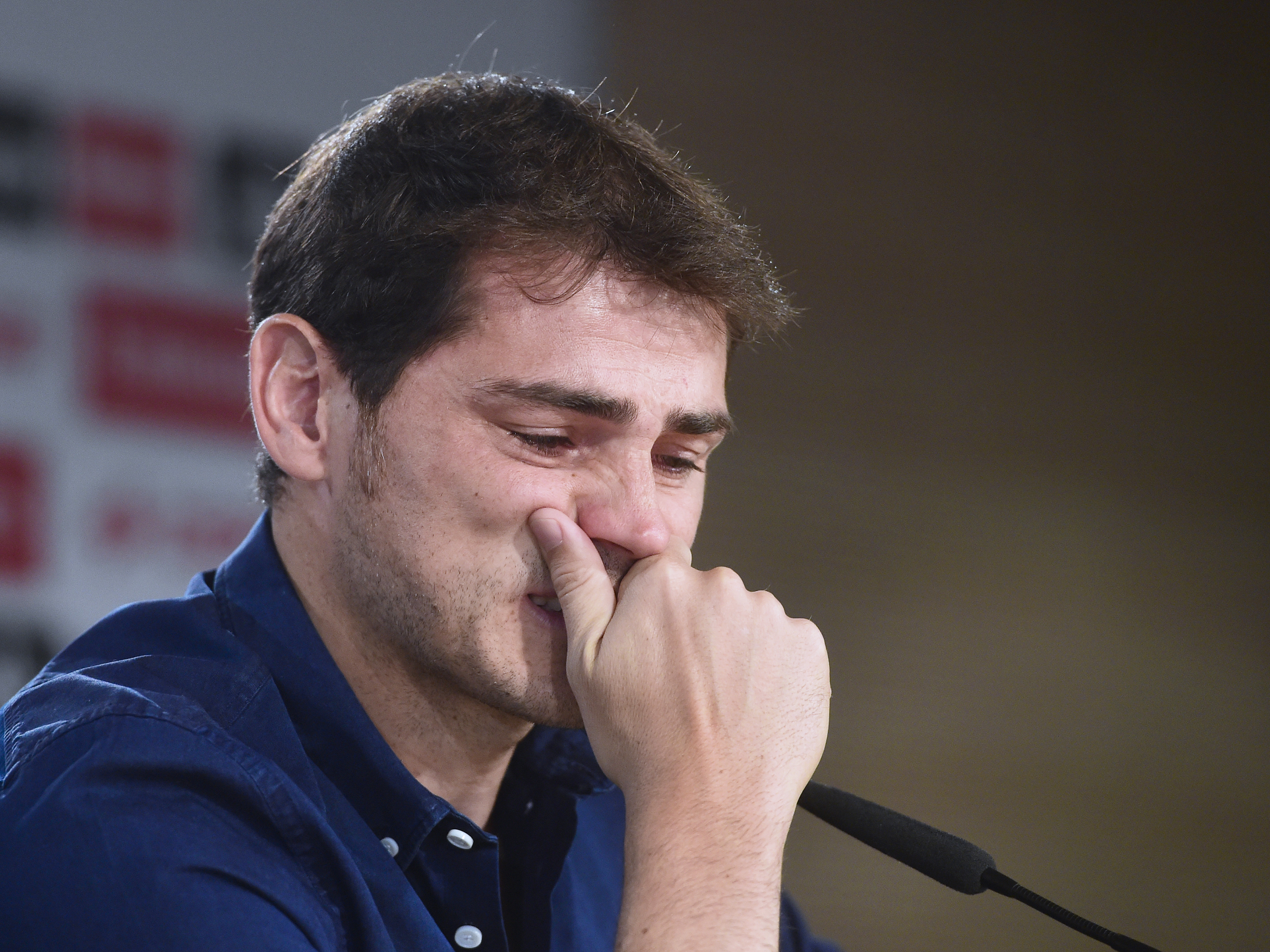 Casillas se emociona ao se despedir do Real Madrid, durante coletiva de imprensa no estádio Santiago Bernabéu
