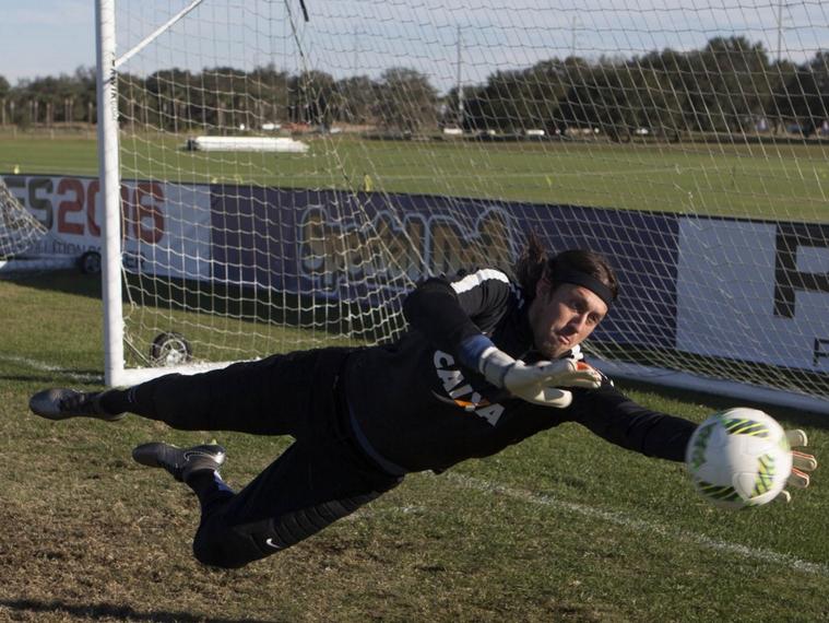 Goleiro Cássio durante treino em Orlando