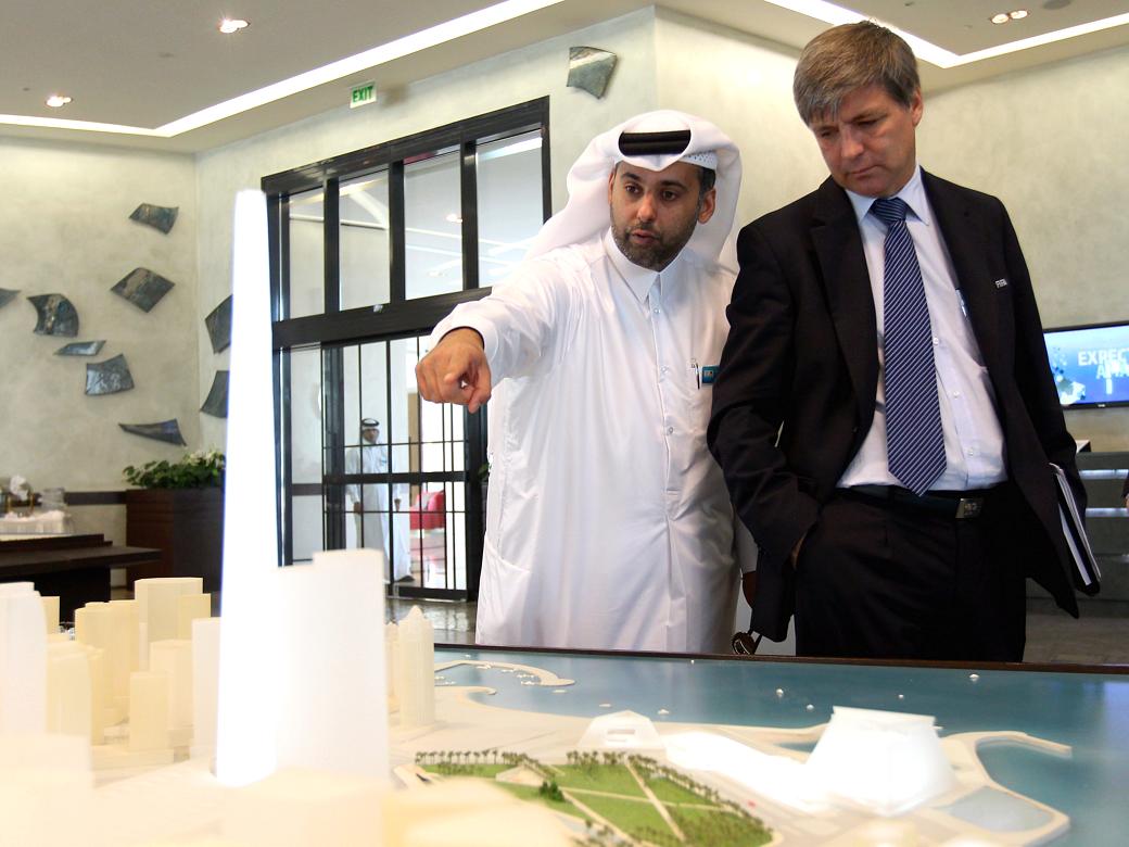 Harold Mayne-Nicholls (à dir), inspetor-chefe da Fifa para a Copa do Catar, vistoria projetos em encontro em Doha, em 2010