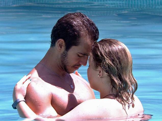 O casal Matheus e Maria Claudia na piscina do BBB16