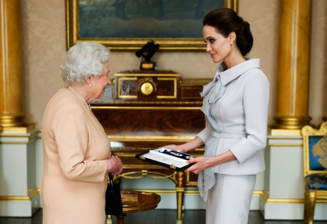 Angelina Jolie recebe insígnia das mãos da Rainha Elizabeth 2ª