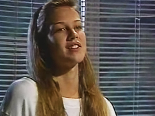 Luana Piovani em cena da novela Quatro por Quatro da TV Globo, em 1995