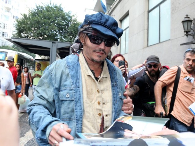 Johnny Depp na entrada do hotel no Rio de Janeiro