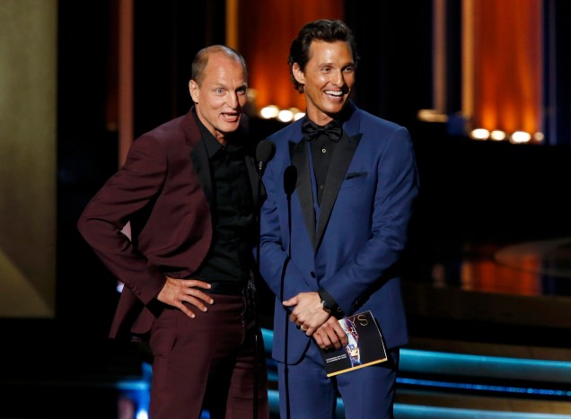 Os atores Matthew McConaughey e Woody Harrelson apresentam o prêmio de melhor ator de minissérie ou telefilme, no 66º Emmy em Los Angeles
