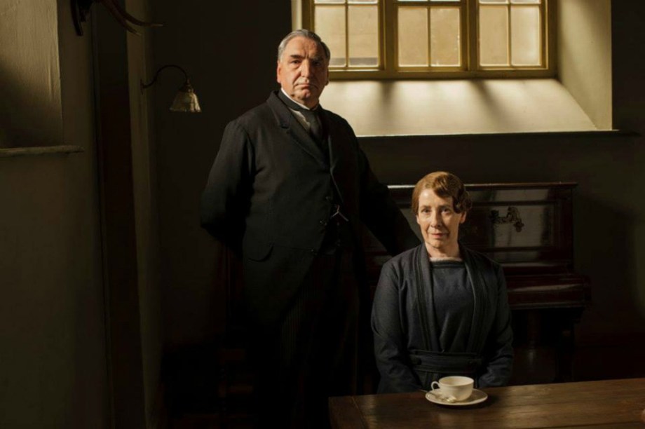 Jim Carter (Mr. Carson) e Phyllis Logan (Mrs. Hughes)na quinta temporada de ‘Downton Abbey’