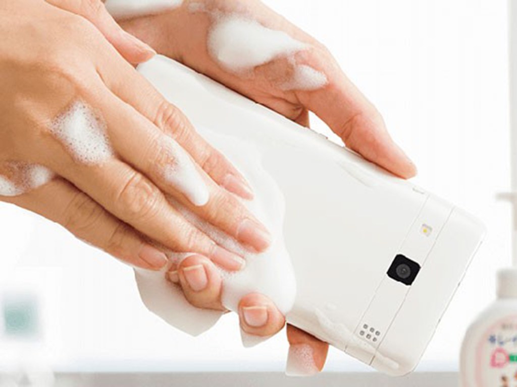 Smartphone pode ser lavado com água e sabão