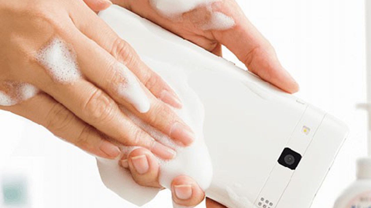 Smartphone pode ser lavado com água e sabão