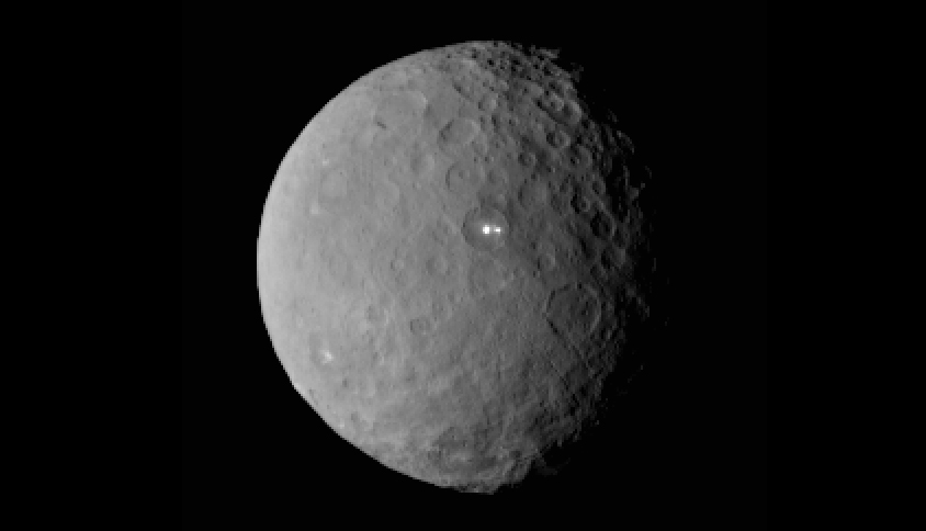 As imagens da sonda Dawn revelam que Ceres possui uma superfície bastante complexa, com montanhas, abismos e crateras, assim como mais de 130 pontos brilhantes