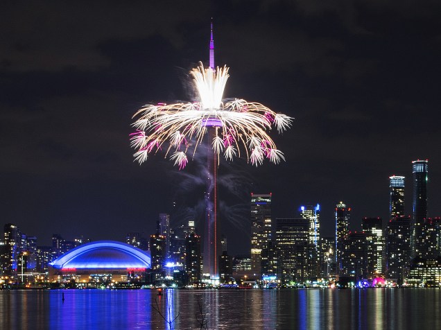 Fogos de artifício são disparados da CN Tower durante a cerimônia de abertura dos Jogos Pan-Americanos de 2015 em Toronto - 10/07/2015