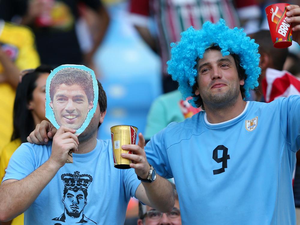 Torcedores uruguaios tomam cerveja no Maracanã durante a Copa de 2014
