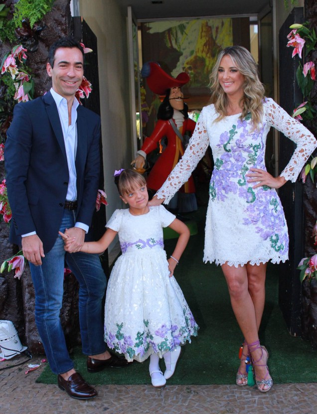 Ticiane Pinheiro e o namorado, o jornalista César Tralli, na festa de 6 anos da filha, Rafaella