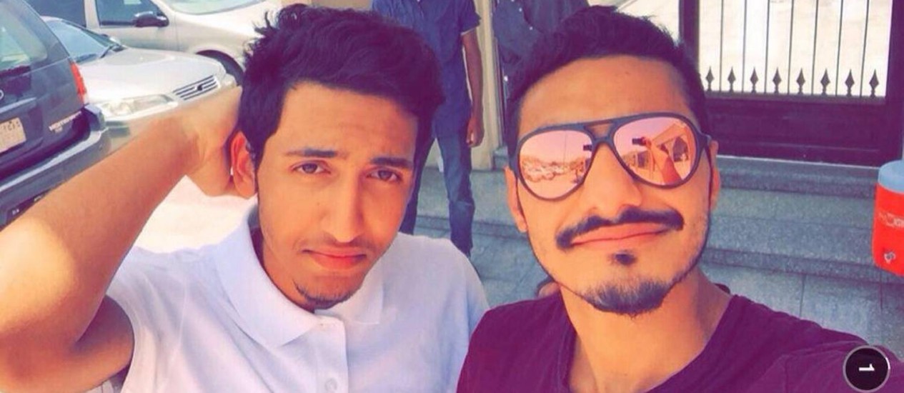 Mohammed Hassan Ali bin Isa (esq.) e Abdul-Jalil al-Arbash em uma imagem retirada de uma rede social