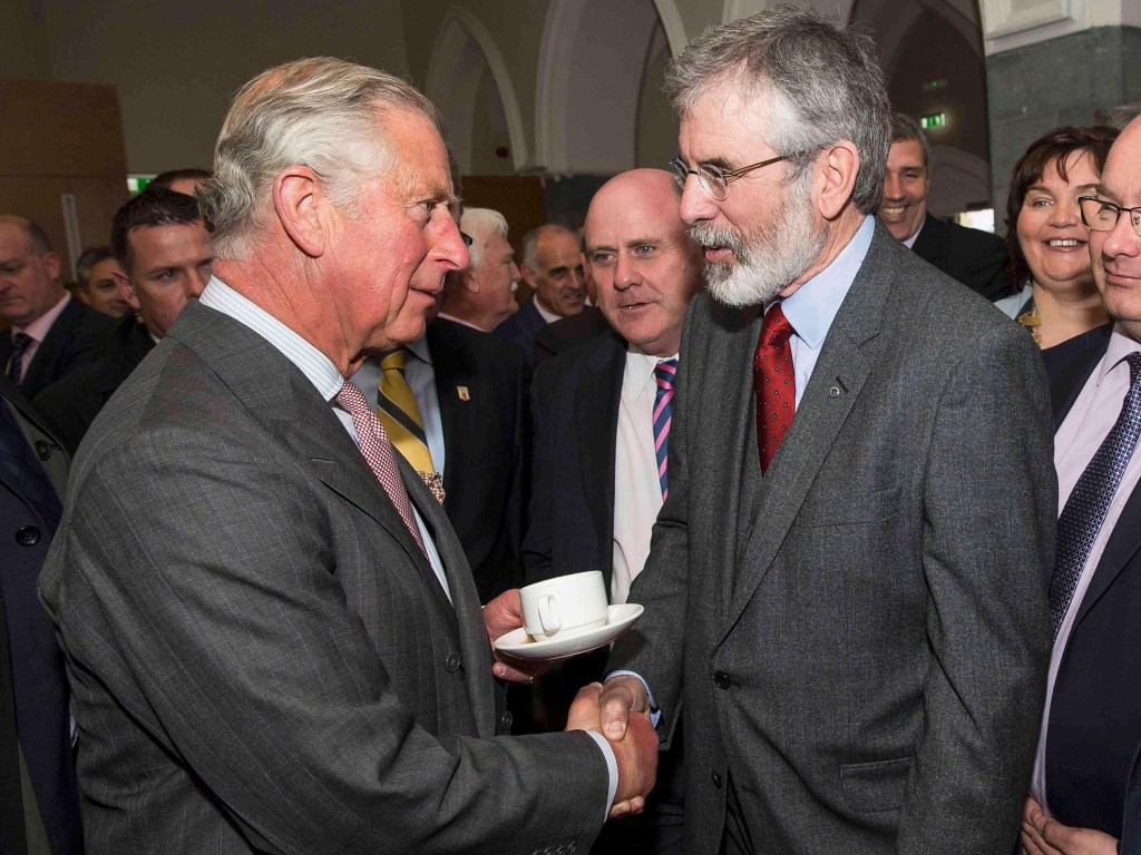 O príncipe Charles cumprimenta Gerry Adams na Universidade Nacional da Irlanda