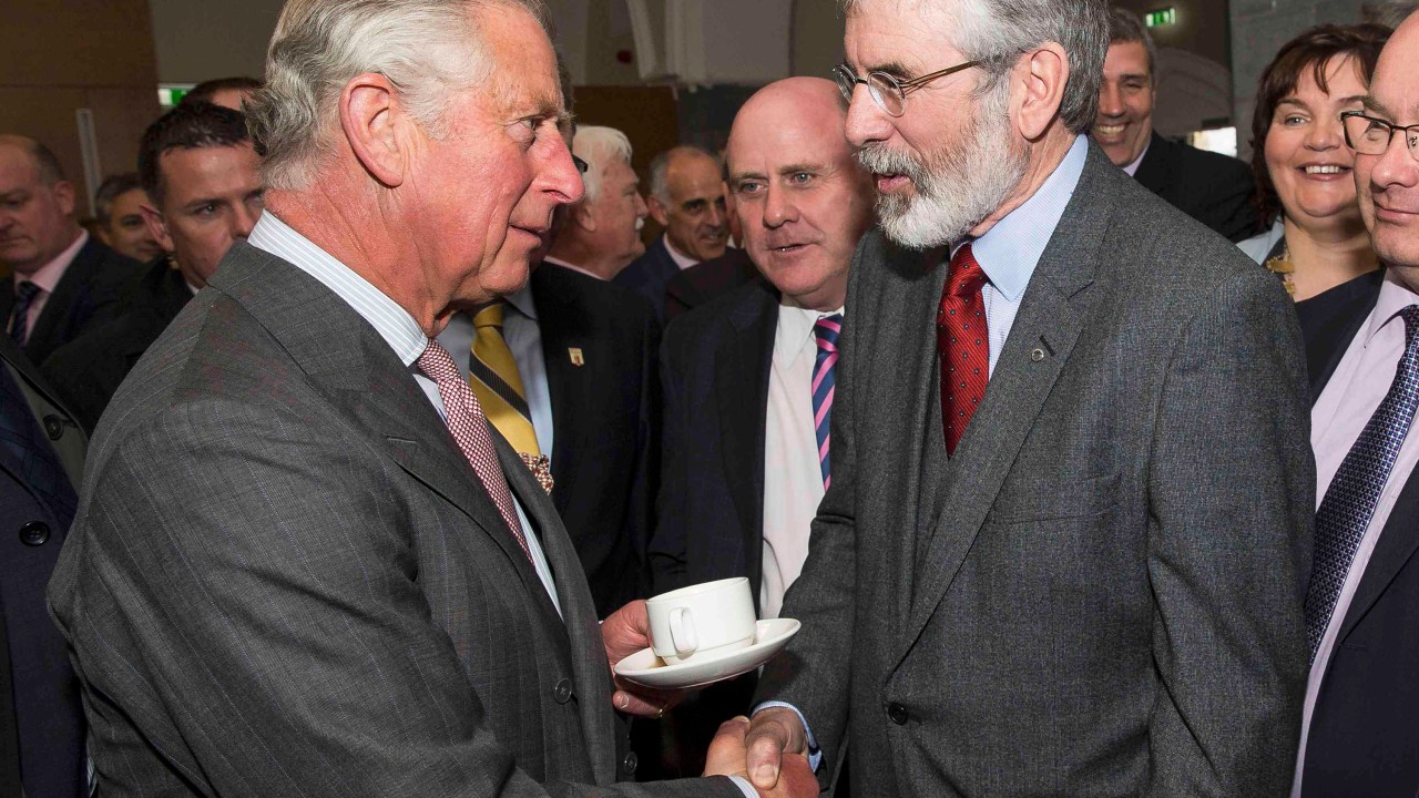O príncipe Charles cumprimenta Gerry Adams na Universidade Nacional da Irlanda