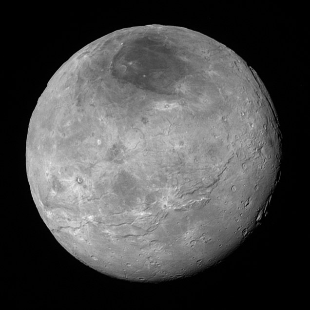<p>Charon, a maior Lua de Plutão, revela uma história geológica complexa, com fraturas tectônicas, planícies e algumas montanhas do lado direito da imagem</p>