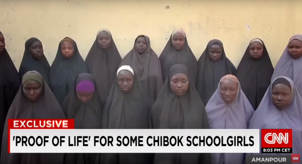 Frame de vídeo divulgado pela 'CNN' mostra nigerianas sequestradas pelo grupo terrorista Boko Haram