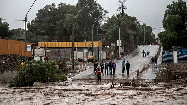 Enchente cobra rua na cidade chilena de Copiapo