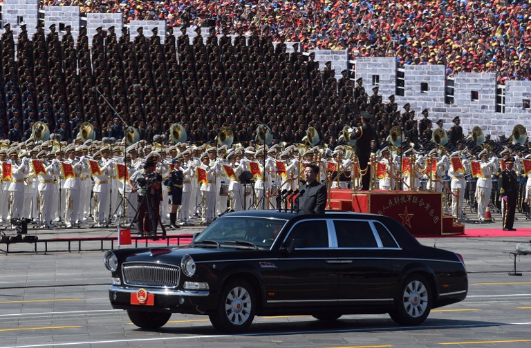 Presidente da China, Xi Jinping, desfila na parada militar em Pequim
