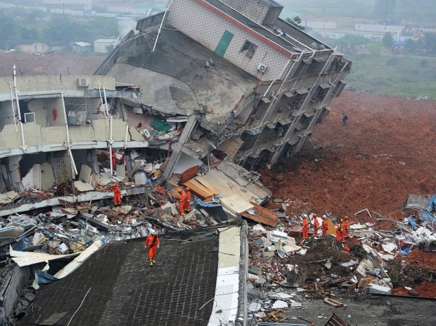 Um deslizamento de terra soterrou cerca de 22 prédios em um parque industrial na cidade de Shenzhen, em Cantão, na China, neste domingo (20)
