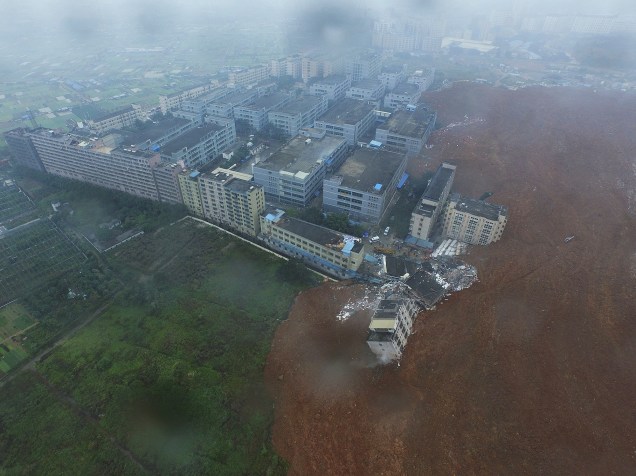 Um deslizamento de terra soterrou cerca de 22 prédios em um parque industrial na cidade de Shenzhen, em Cantão, na China, neste domingo (20)
