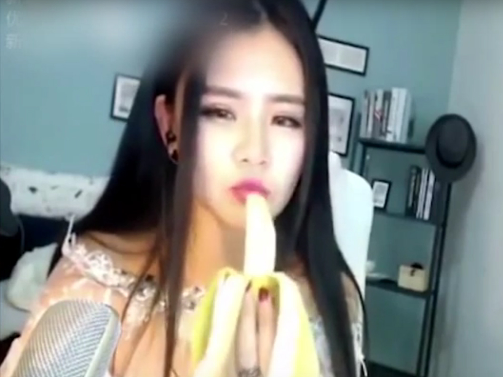 China proíbe vídeos na internet de pessoas comendo bananas de forma sedutora
