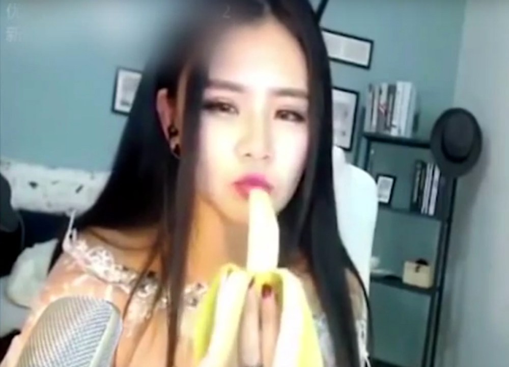 China proíbe vídeos na internet de pessoas comendo bananas de forma sedutora