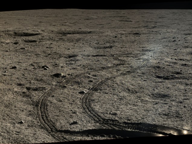 <p>Esta imagem, tirada em 12 de janeiro de 2014, mostra o rastro deixado pelas rodas de Yutu no solo lunar</p>